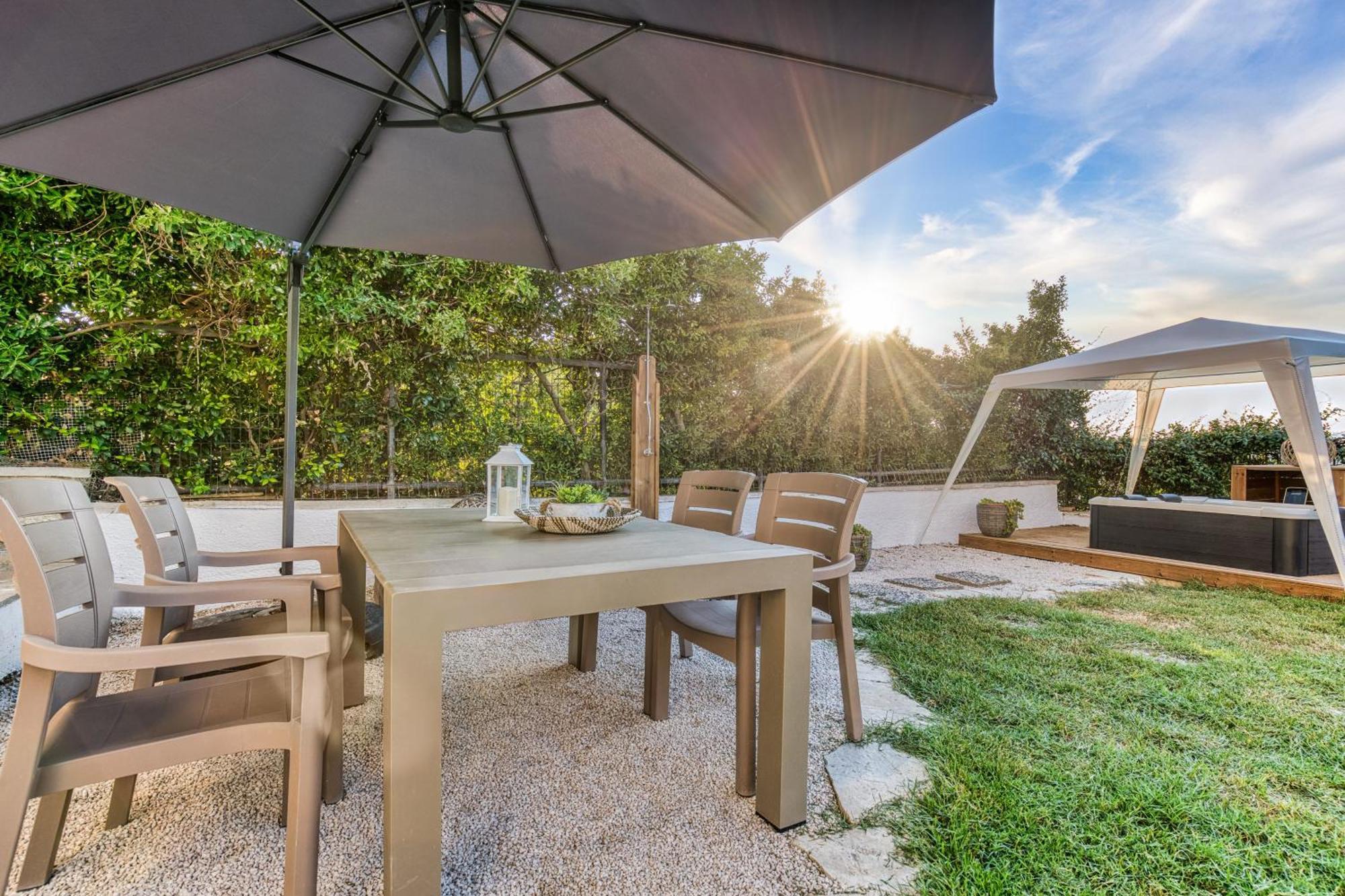 Mi Casa - Serene Garden Retreat, 2 Bedroom House Ferienhaus *